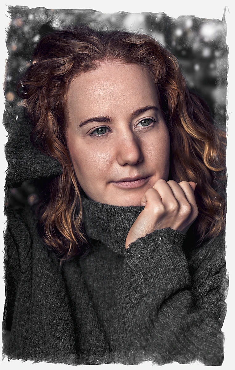 Caro Portrait mit Pullover