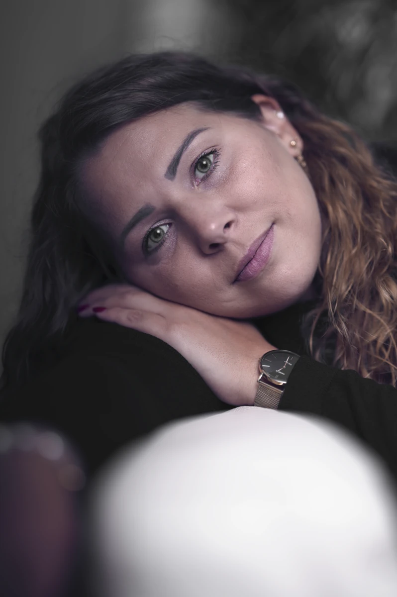 Sonja auf der Couch